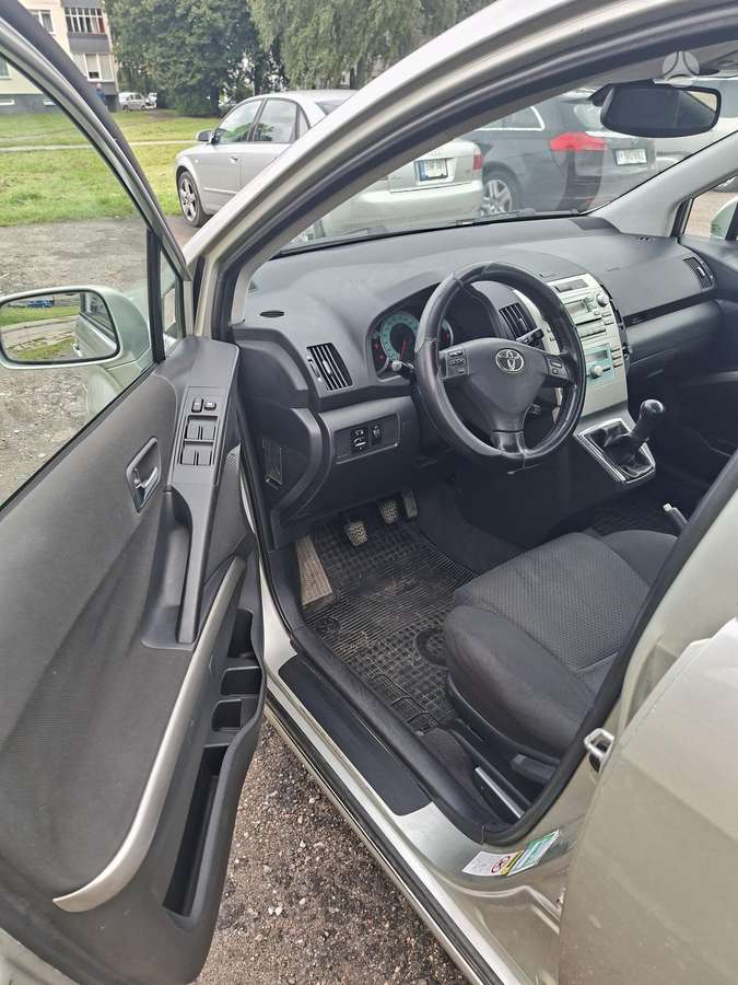 Toyota Corolla 2005 — interior