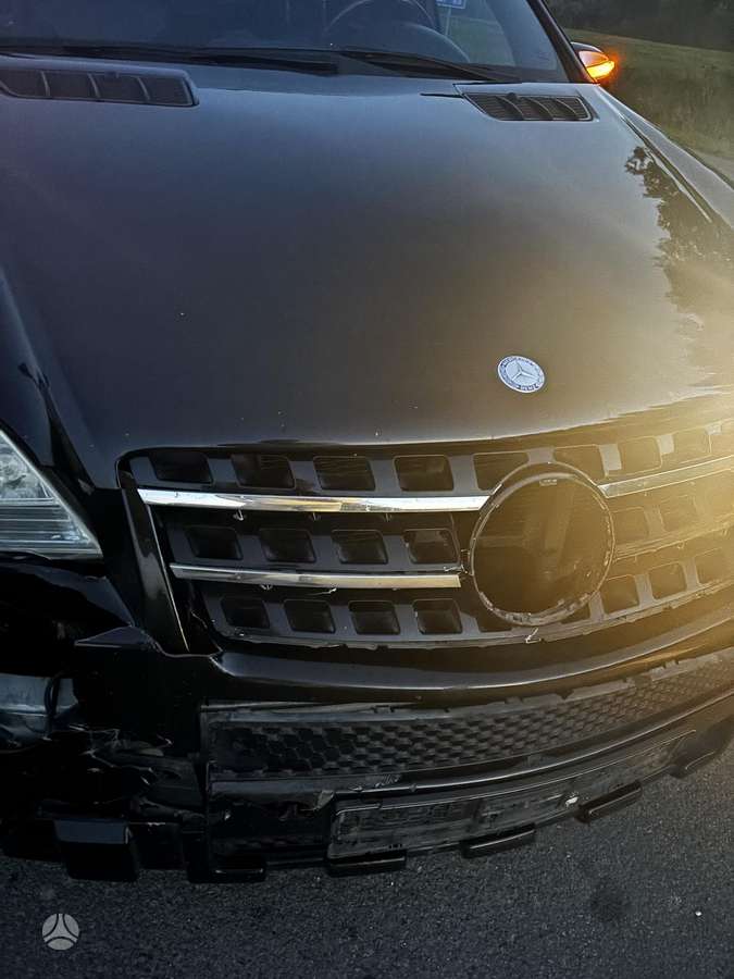 Mercedes-Benz ML550 2010 — photo 24