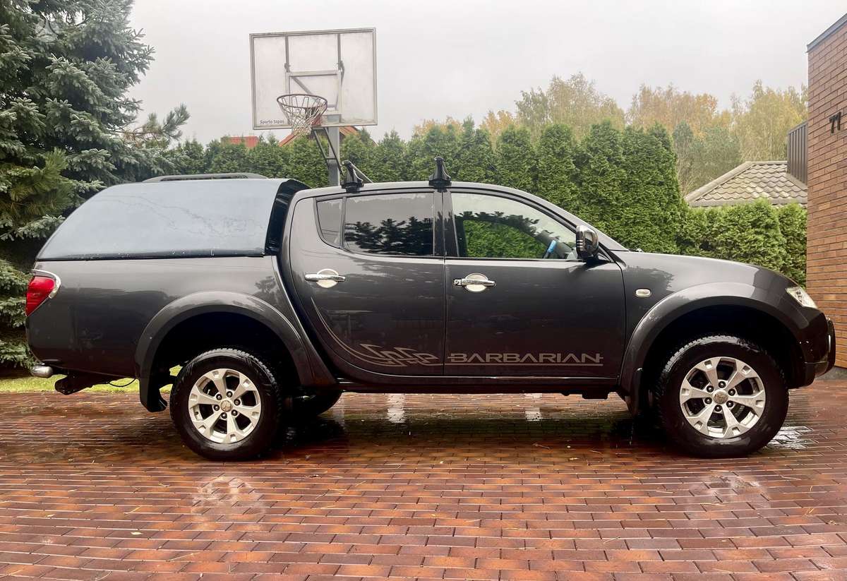 Mitsubishi L200 2011 — салон