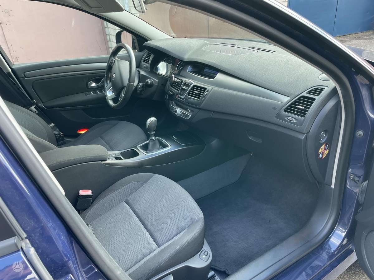 Renault Laguna 2009 — photo 16