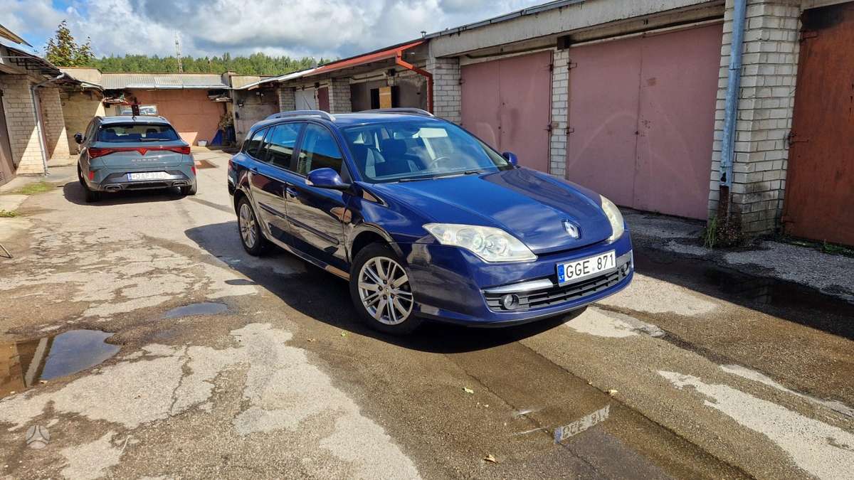 Renault Laguna 2009 — rear view
