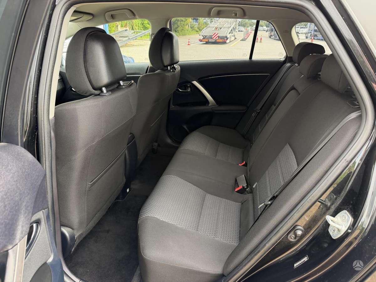 Toyota Avensis 2013 — photo 11