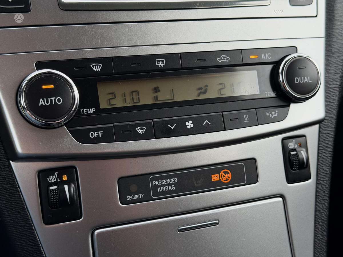Toyota Avensis 2013 — photo 18