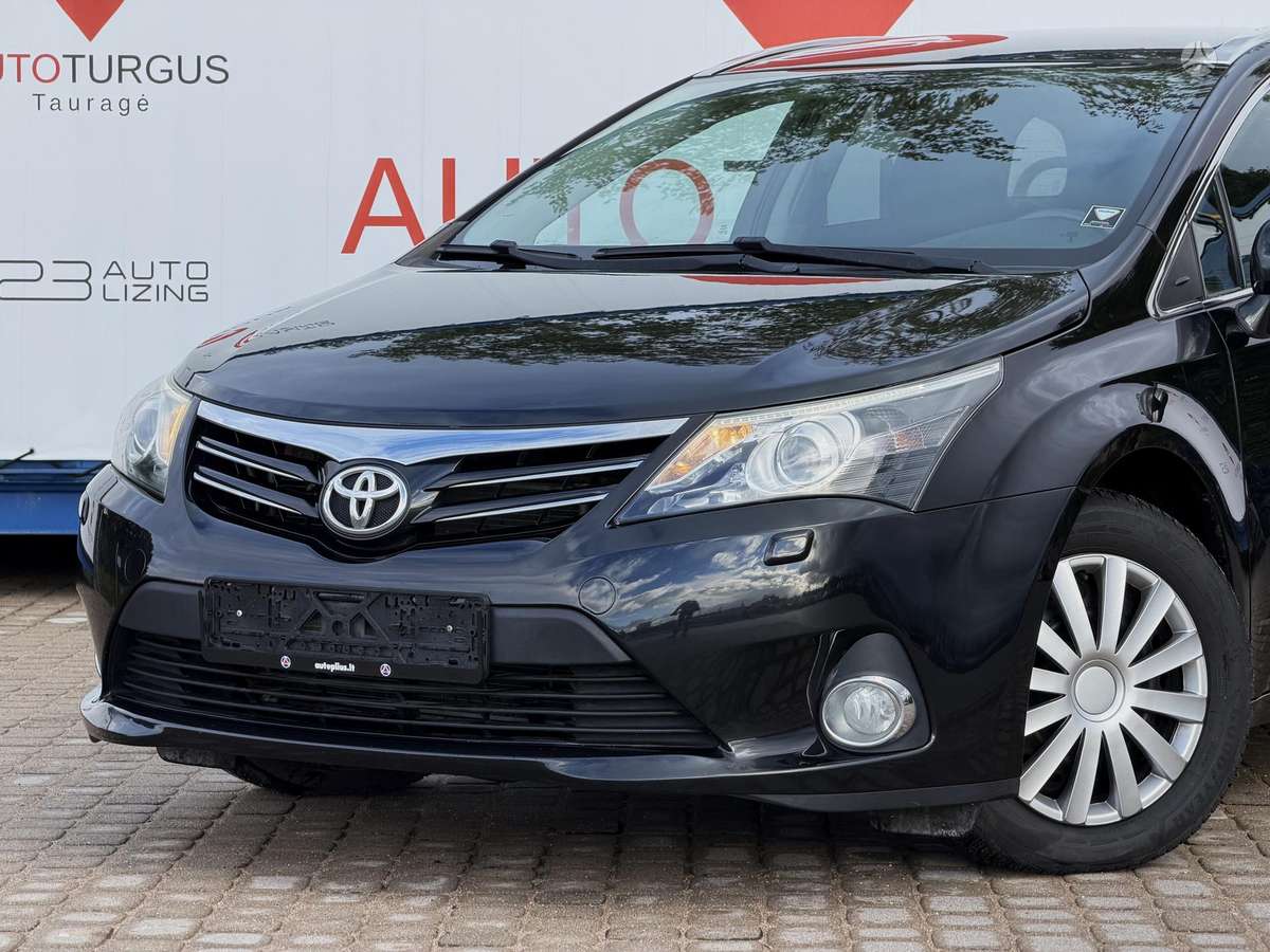 Toyota Avensis 2013 — rear view