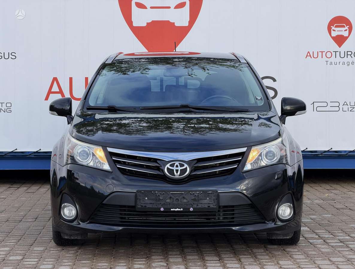 Toyota Avensis 2013 — interior