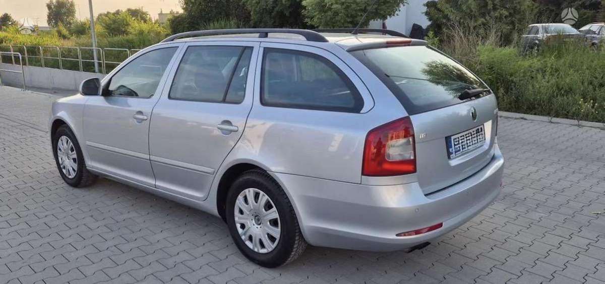 Skoda Octavia 2011 — rear view