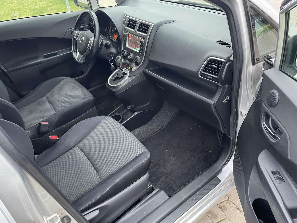 Toyota Verso-S 2011 — photo 23
