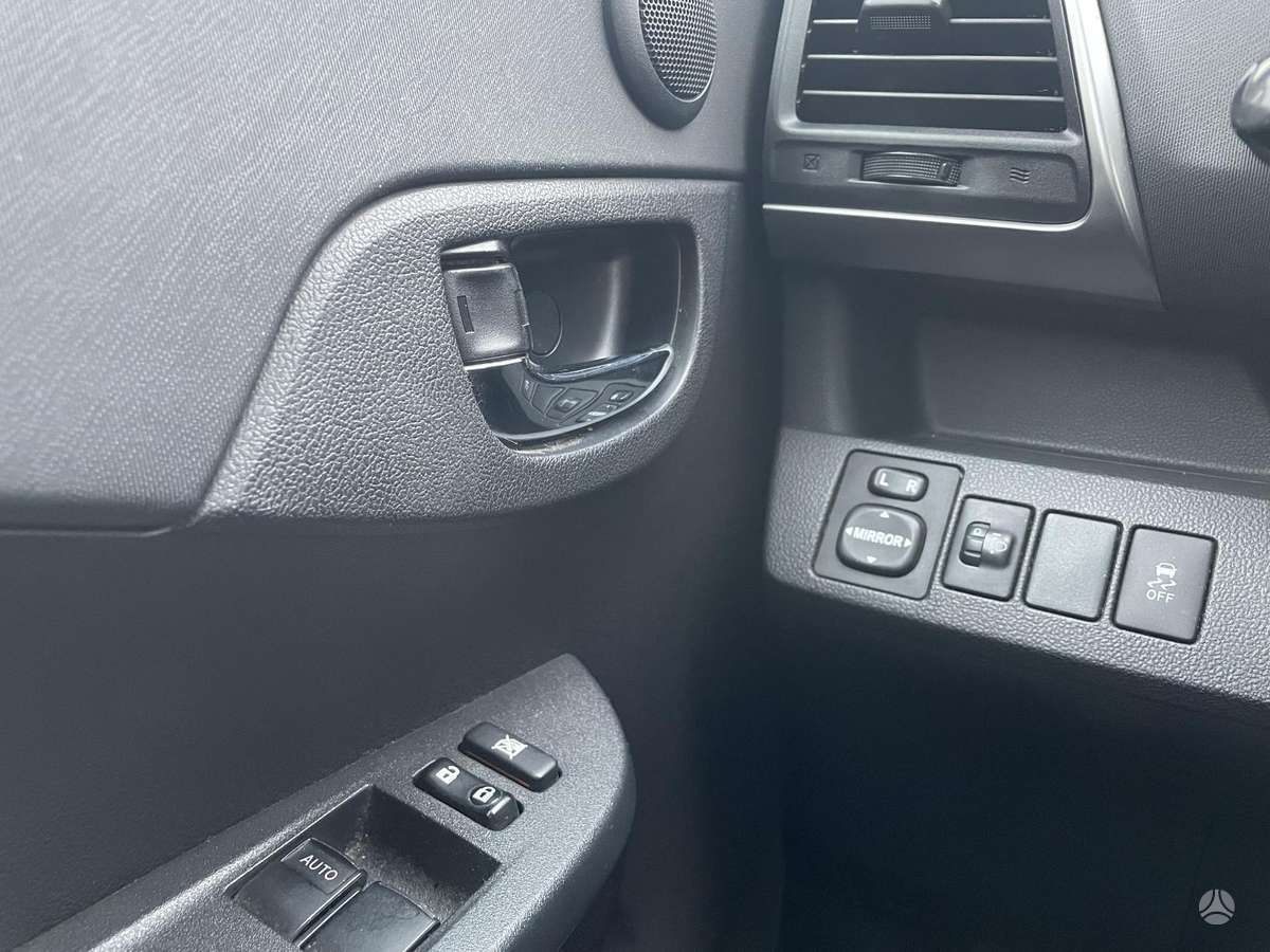 Toyota Verso-S 2011 — photo 27