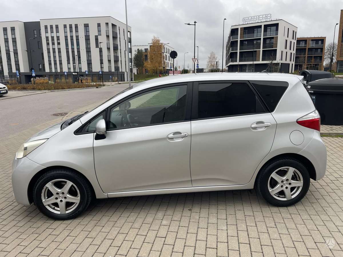 Toyota Verso-S 2011 — interior