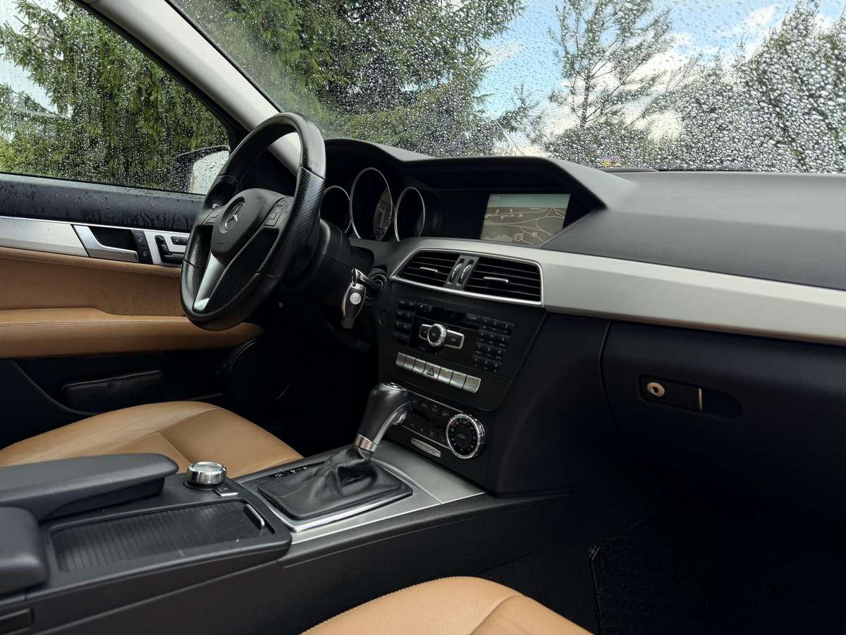 Mercedes-Benz C220 2012 — photo 10