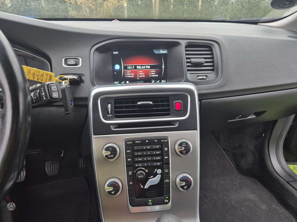 Volvo V60 2015 — photo 14