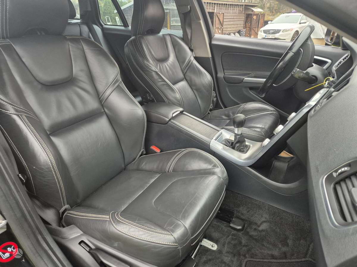 Volvo V60 2015 — photo 16