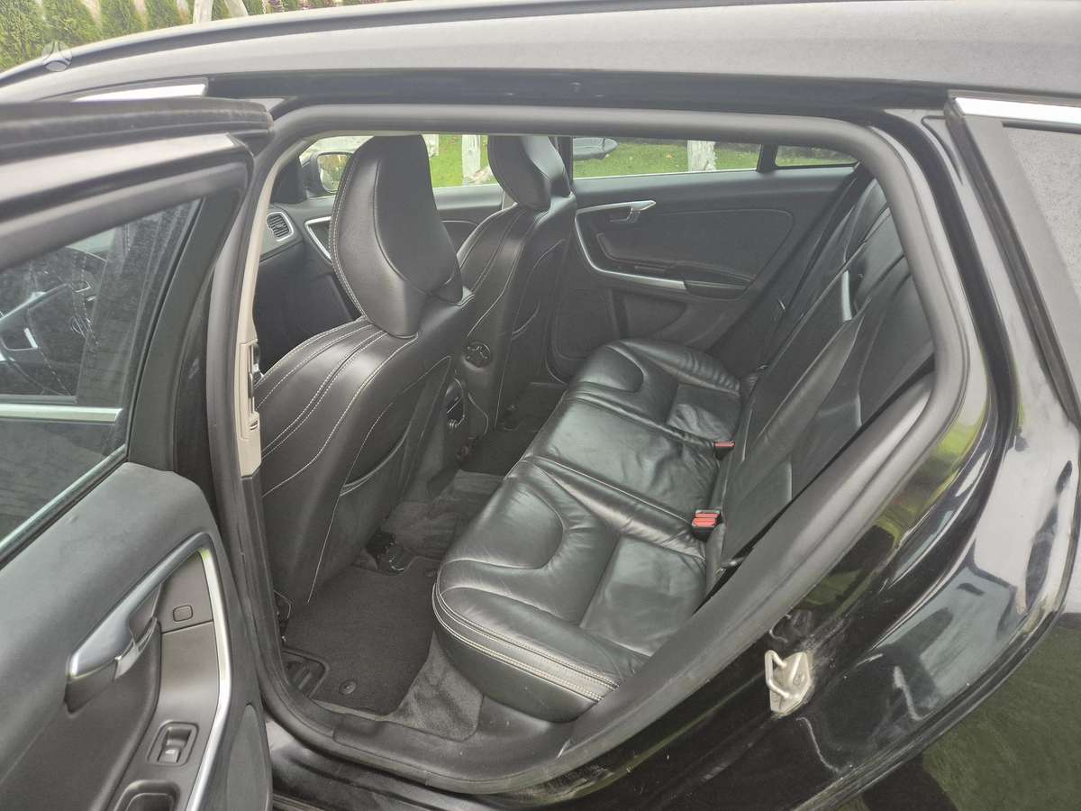 Volvo V60 2015 — photo 18