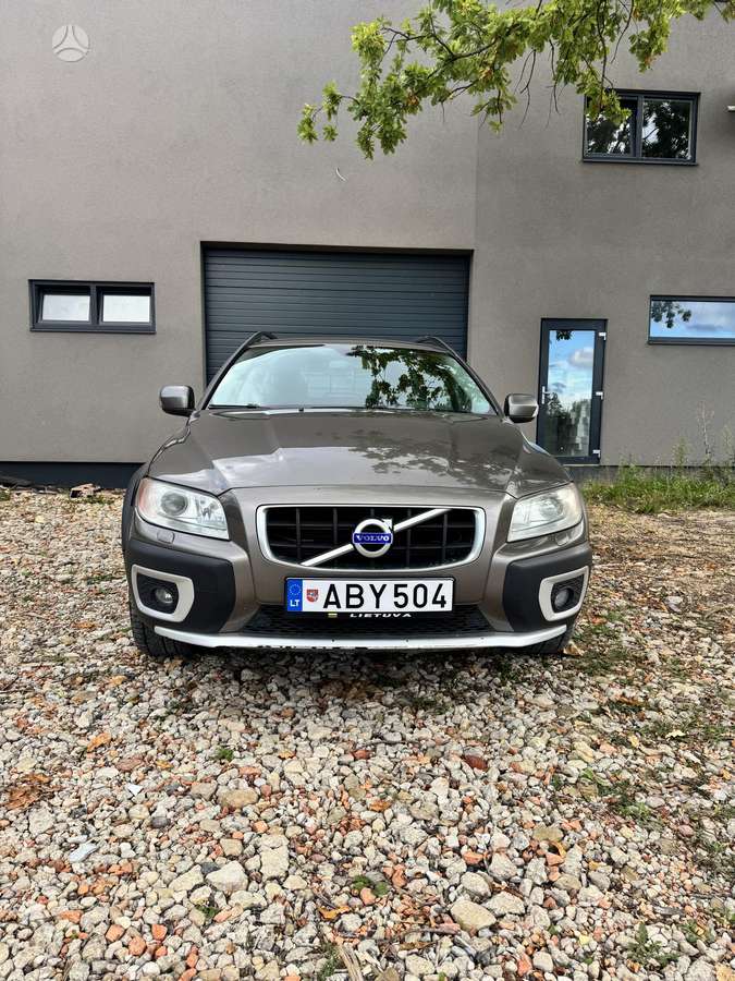 Volvo XC70 2010 — rear view