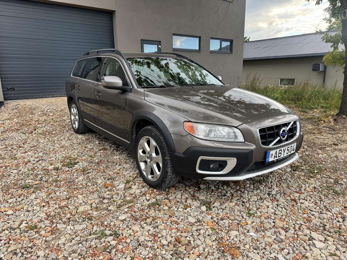 Volvo XC70 2010 — interior