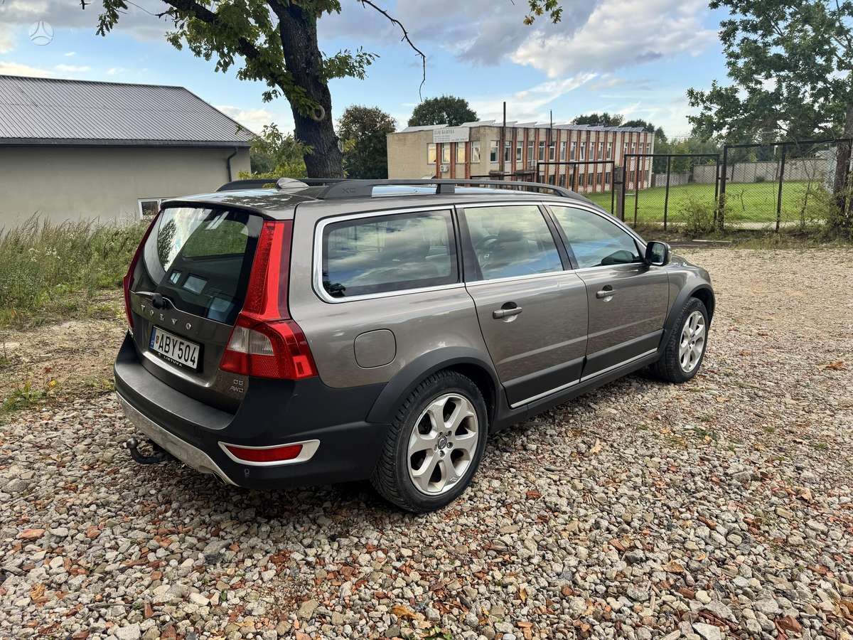 Volvo XC70 2010 — engine 2400 cm³, 205 HP (151kW)