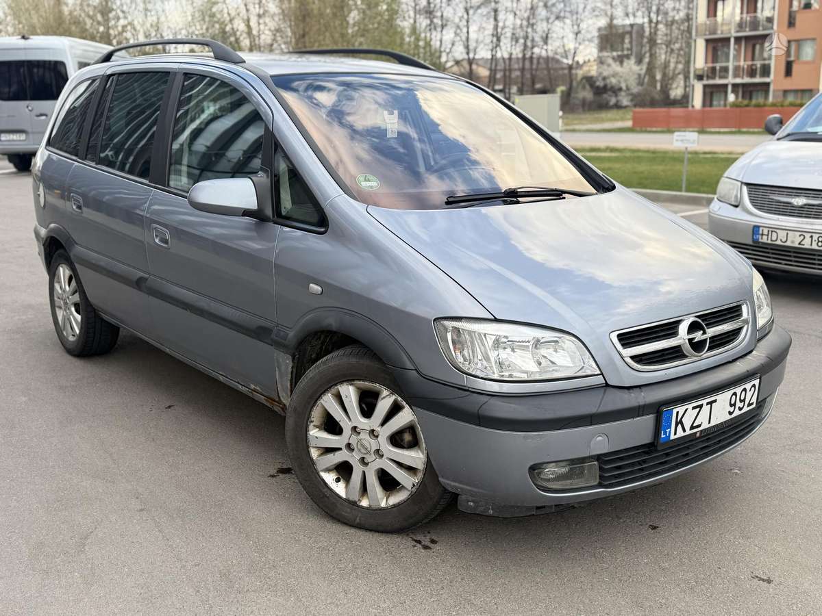 Opel Zafira 2004 — rear view