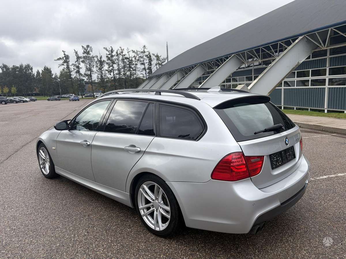 BMW 325 2008 — rear view