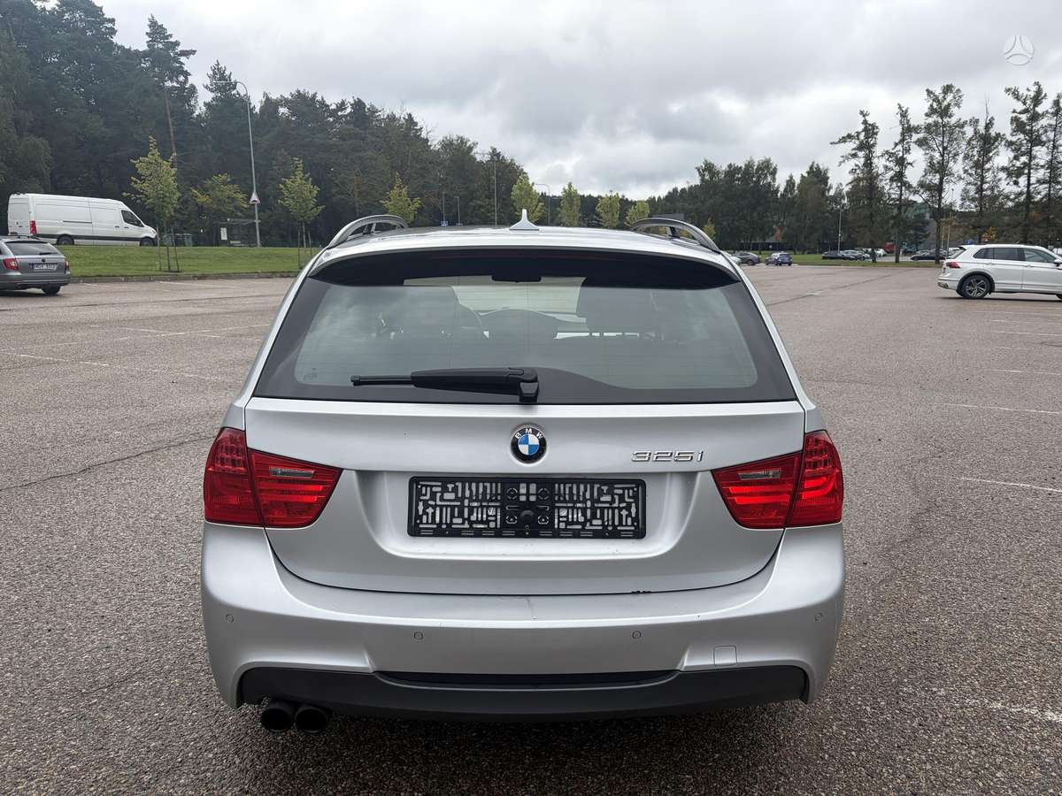 BMW 325 2008 — interior
