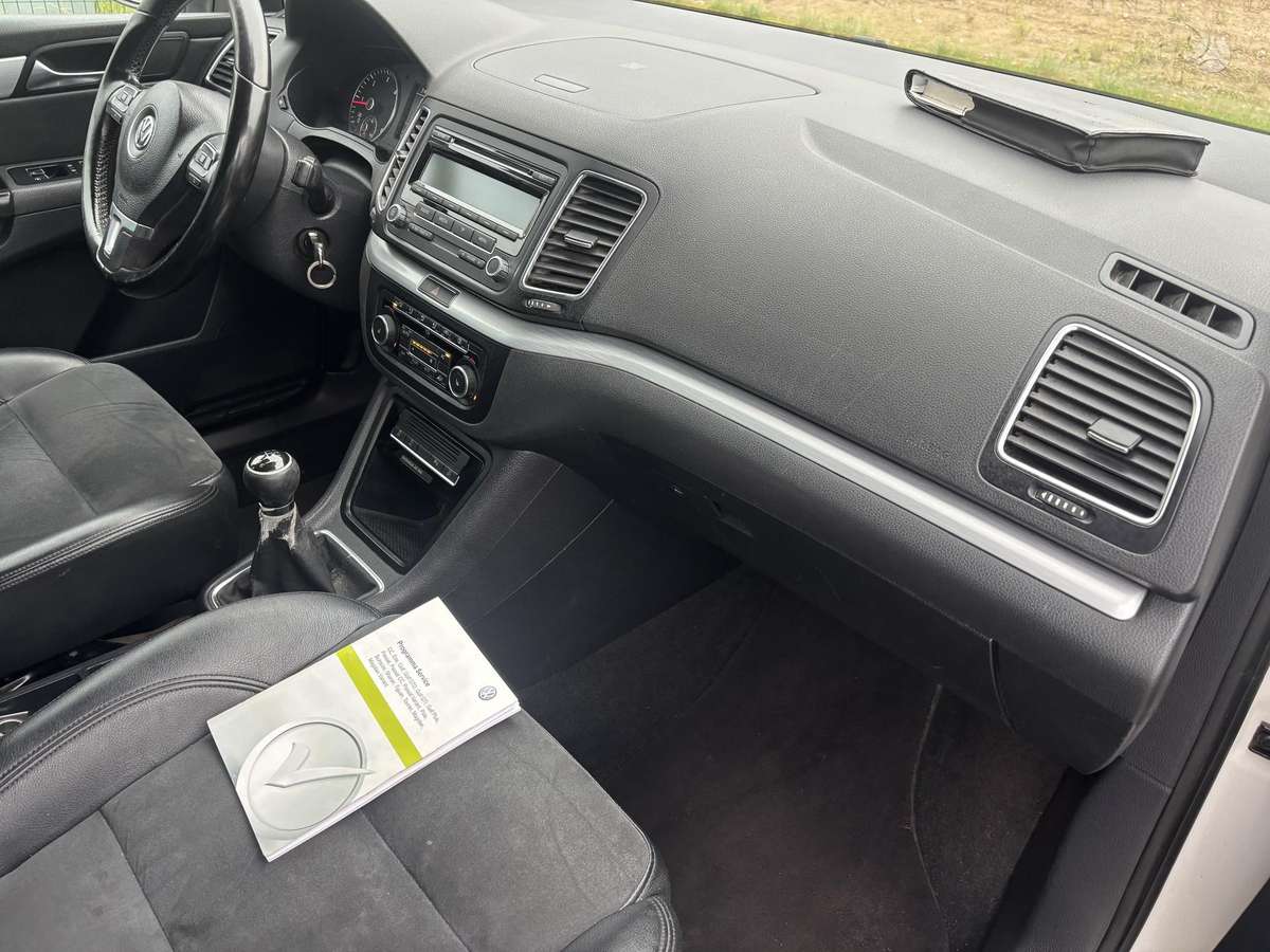 Volkswagen Sharan 2011 — photo 16
