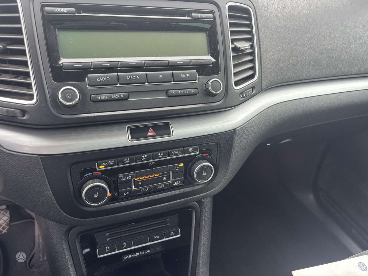 Volkswagen Sharan 2011 — photo 22