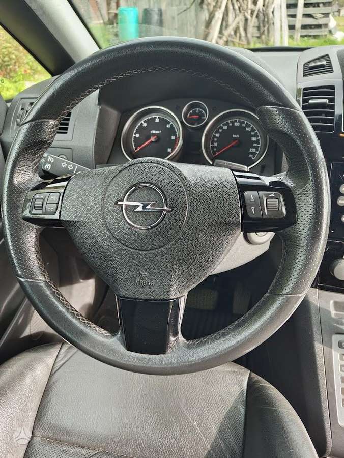 Opel Zafira 2010 — photo 16