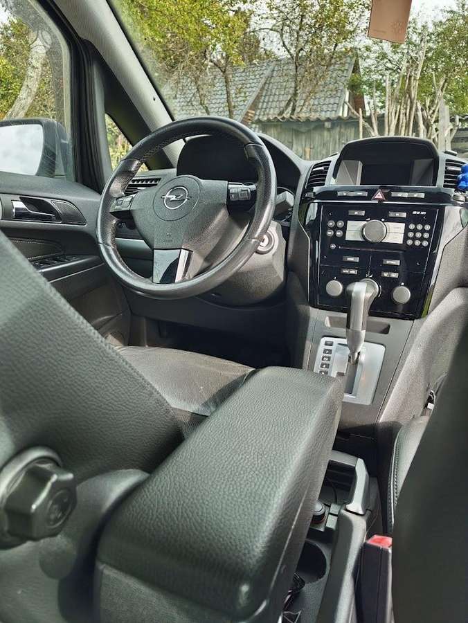 Opel Zafira 2010 — photo 17