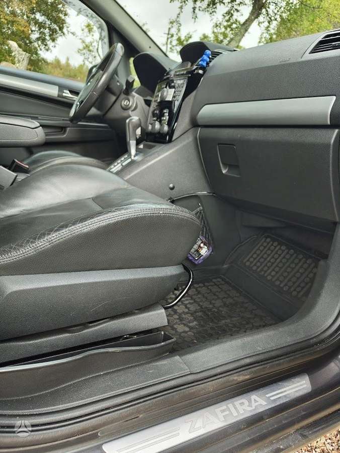 Opel Zafira 2010 — photo 18