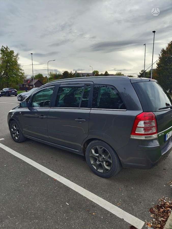 Opel Zafira 2010 — rear view
