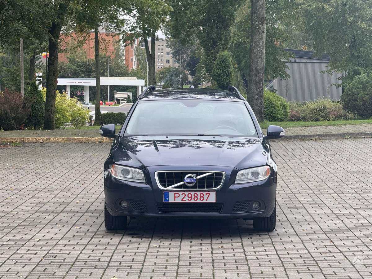 Volvo V70 2011 — вигляд ззаду