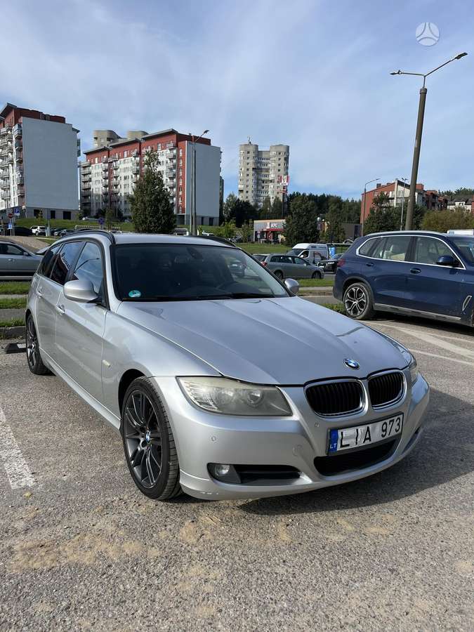 BMW 320 2010 — rear view