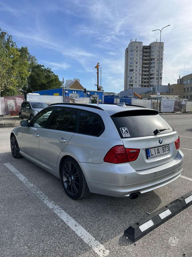 BMW 320 2010 — engine 1995 cm³, 184 HP (135kW)