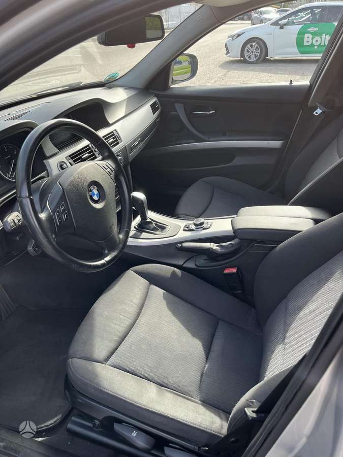 BMW 320 2010 — photo 9