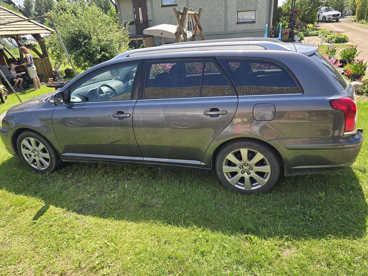 Toyota Avensis 2008 — вигляд ззаду