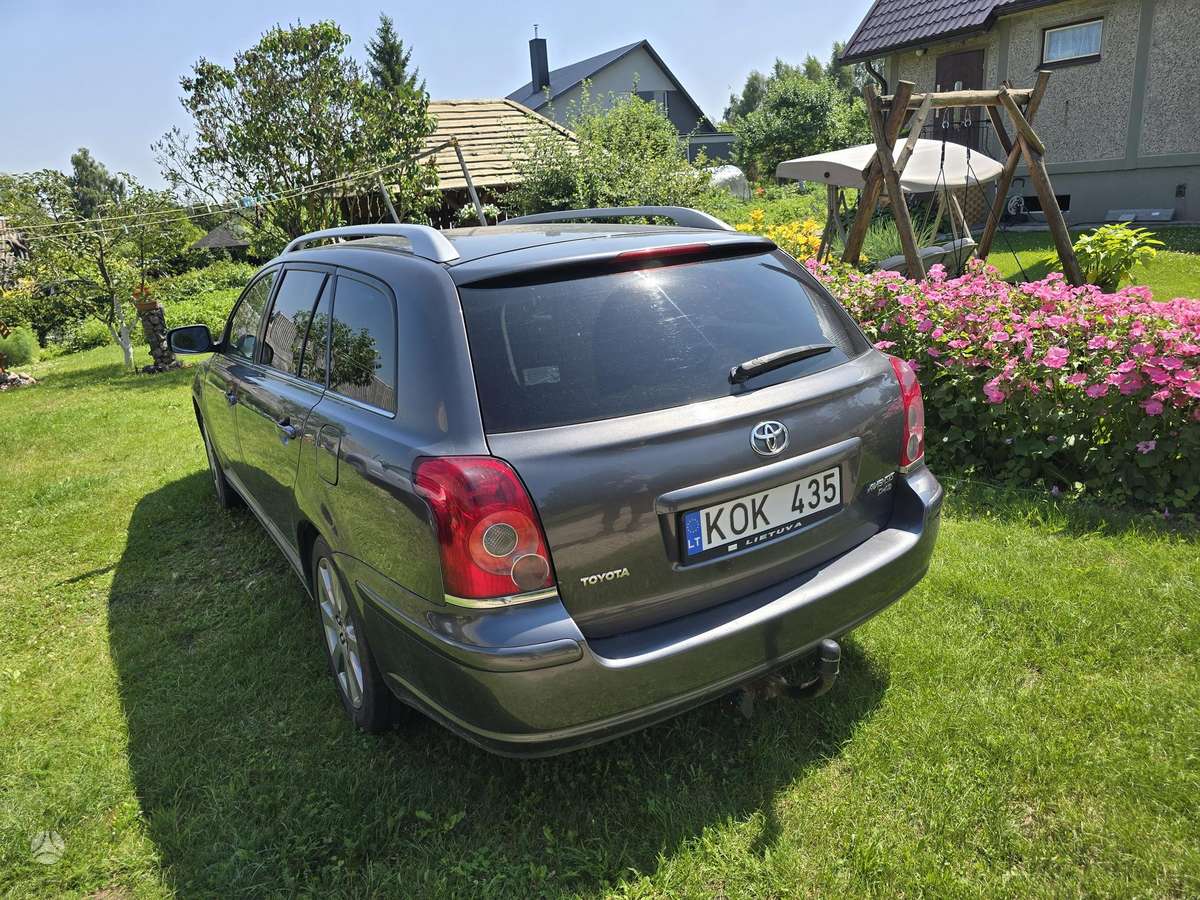 Toyota Avensis 2008 — салон
