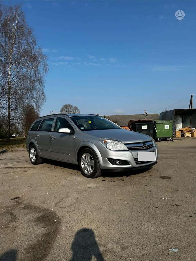 Opel Astra 2008 — rear view