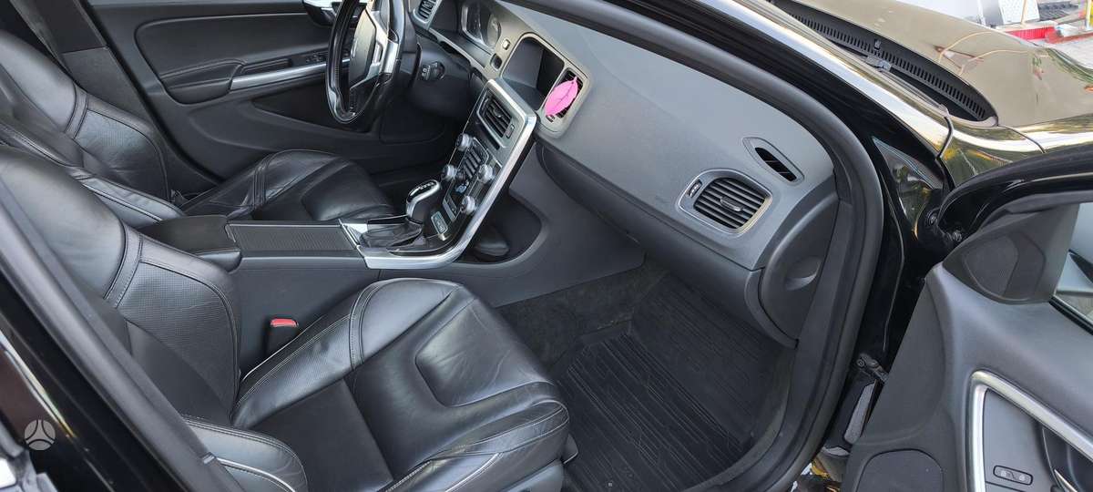 Volvo V60 2015 — photo 13