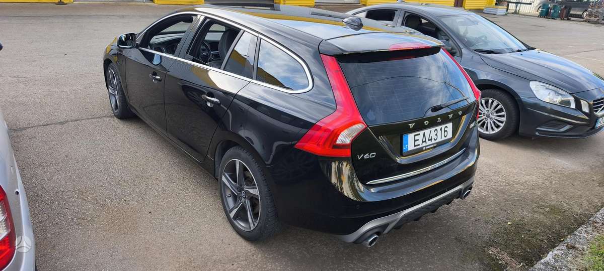 Volvo V60 2015 — rear view