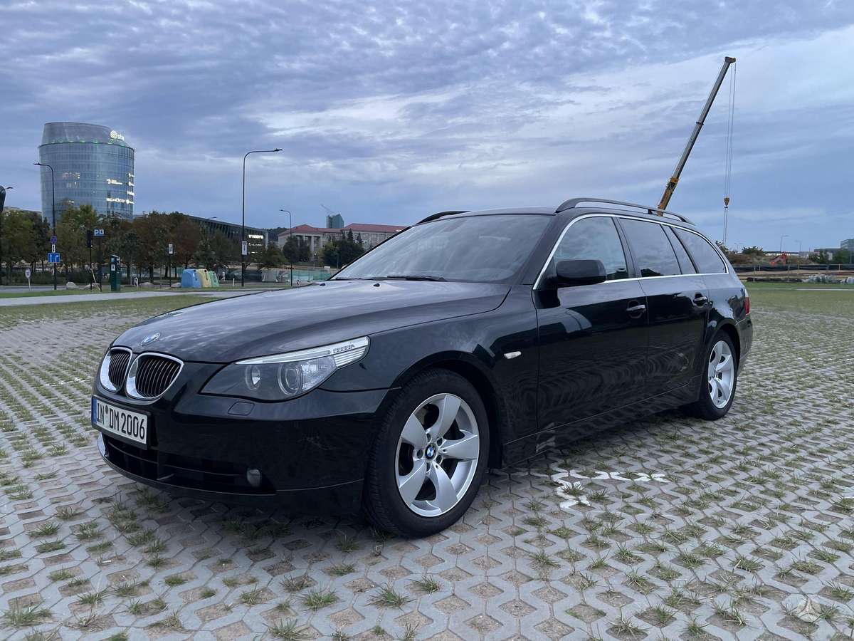 BMW 530 2006 — вигляд ззаду