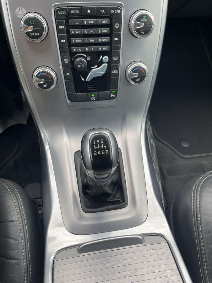 Volvo V70 2015 — photo 24