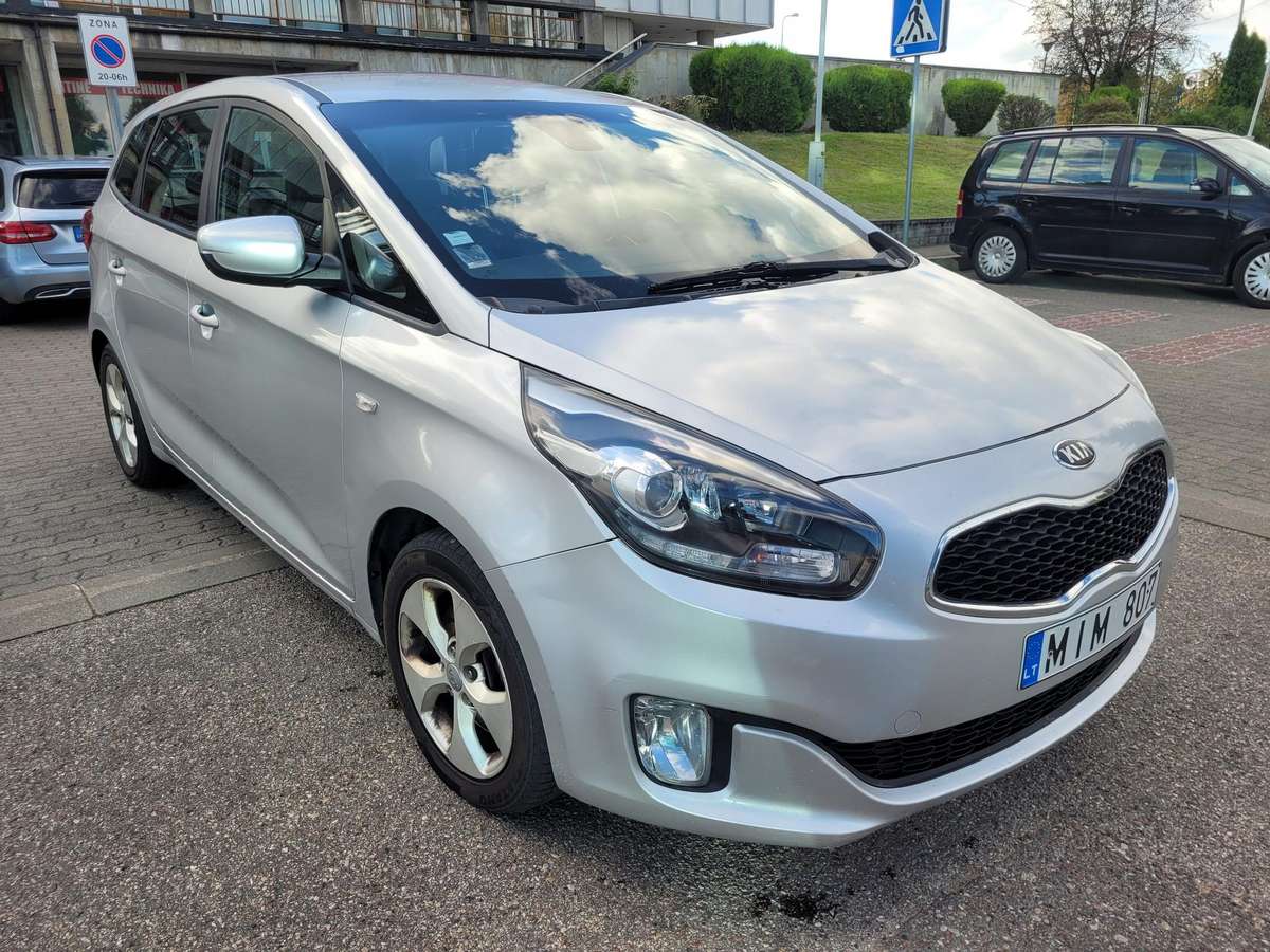 Kia Carens 2013 — rear view