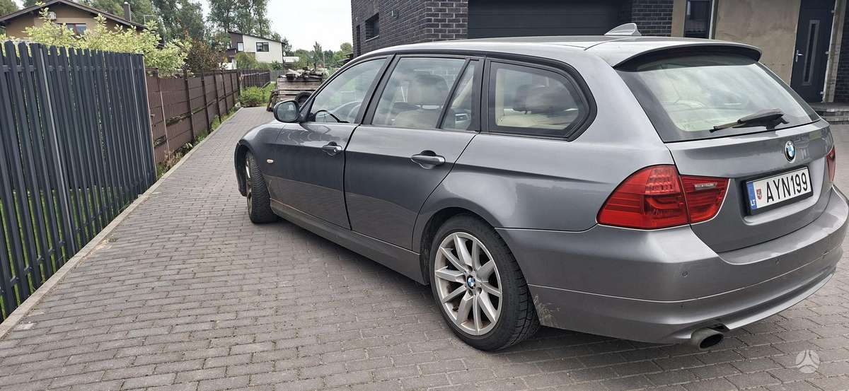 BMW 320 2009 — rear view