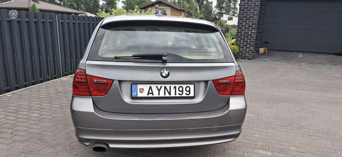 BMW 320 2009 — interior