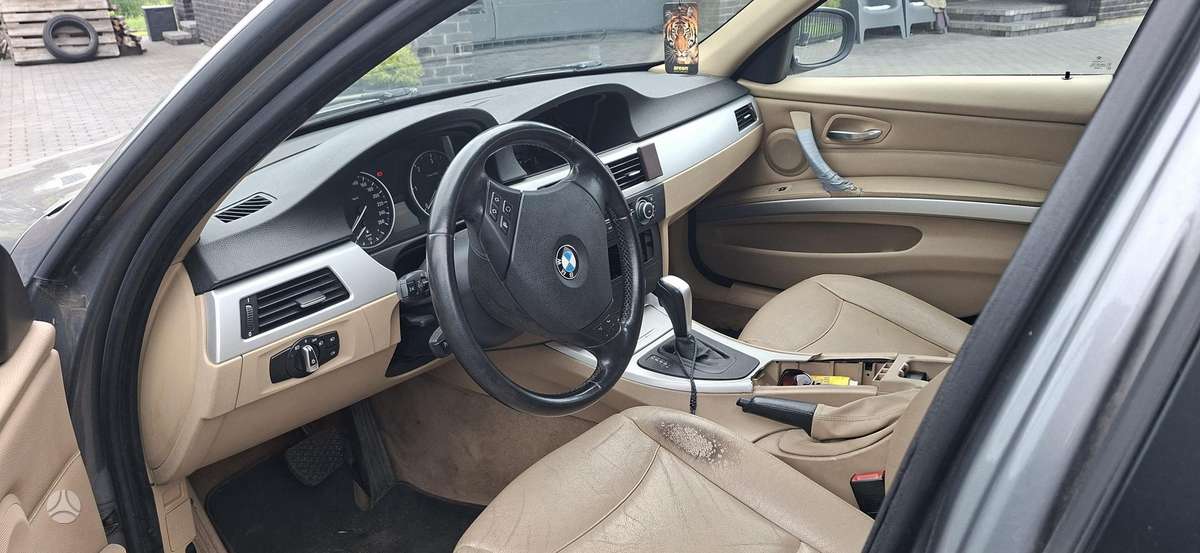 BMW 320 2009 — photo 5