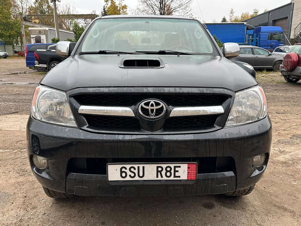 Toyota Hilux 2009 — салон