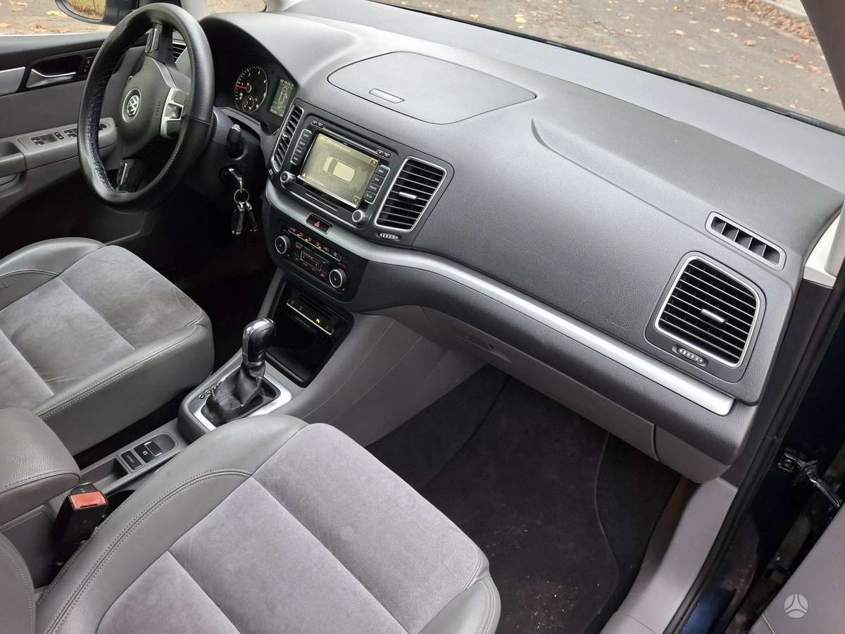 Volkswagen Sharan 2011 — photo 16