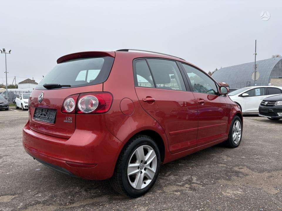 Volkswagen Golf 2010 — rear view