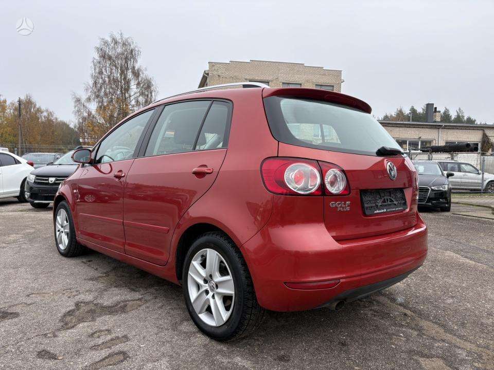 Volkswagen Golf 2010 — interior