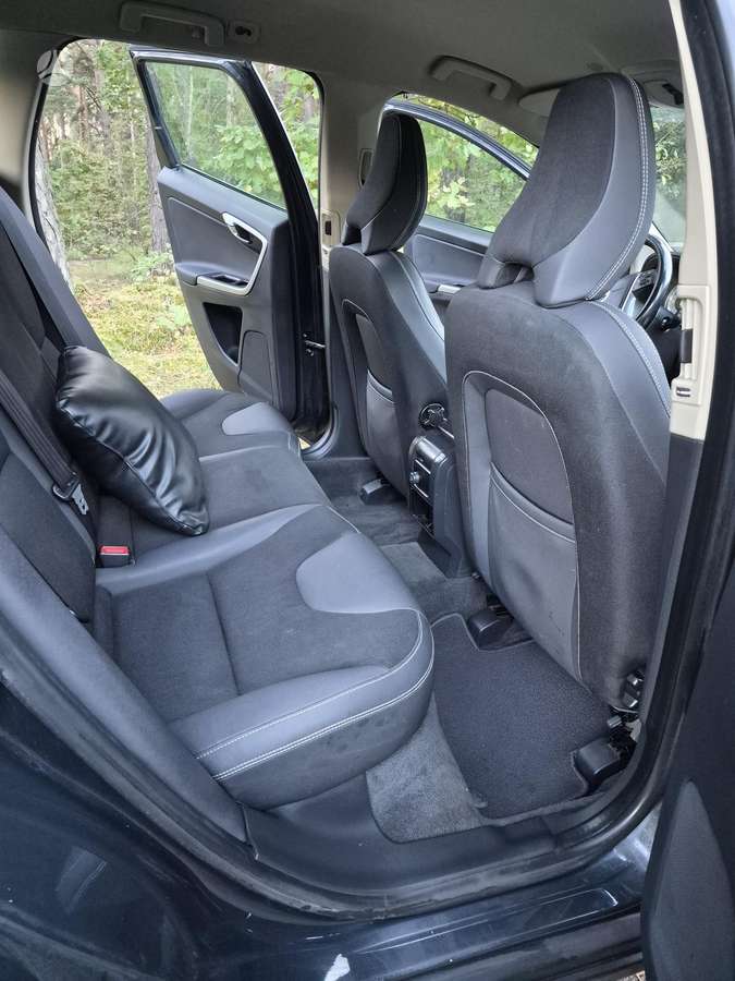 Volvo XC60 2011 — салон
