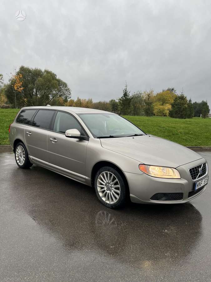 Volvo V70 2009 — rear view